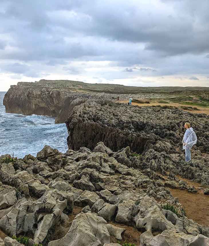 Ruido que hace el agua del mar al chocar entre la rocas