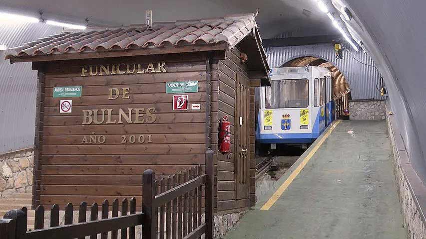 Funicular para subir al pueblo de Bulnes en los Picos de Europa