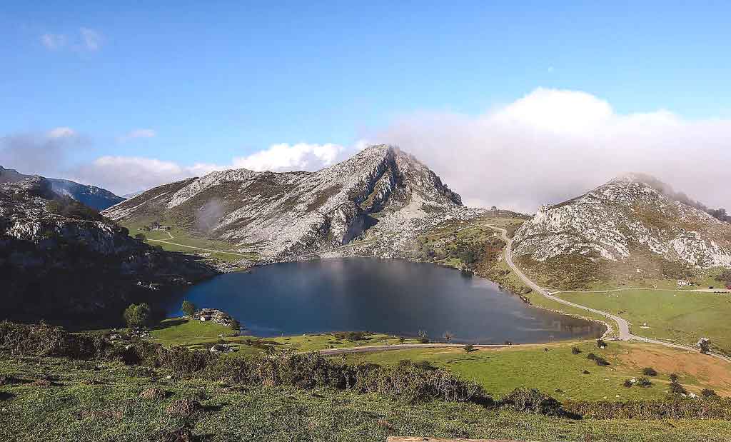 Lago en los Picos de Europa en asturias, lago Enol y Ercina
