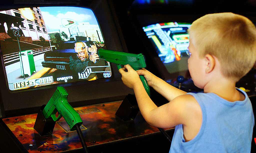 Niño con pistola de videojuegos