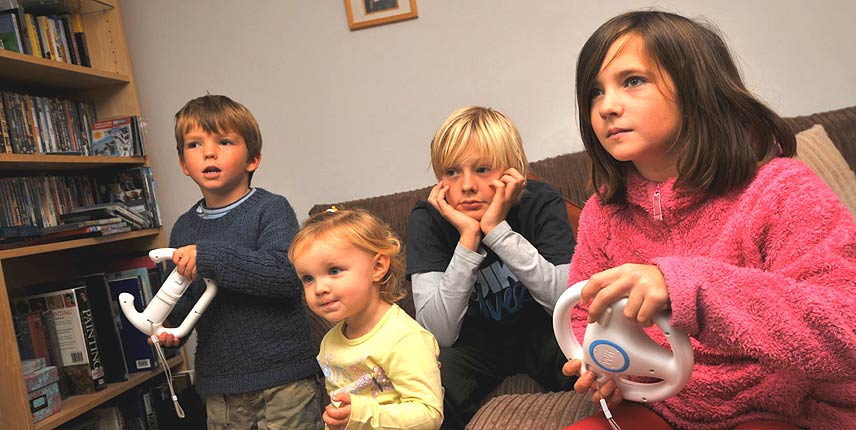 Mejor que los niños jueguen juntos con videojuegos.